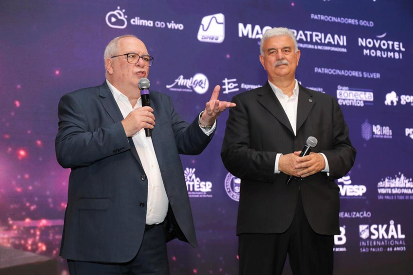 Arístides Cury, Presidente de la ADVB (y ex presidente de Skål International São Paulo) y Walter Teixeira, Presidente de Skål International São Paulo, explican el premio TOP Destinos Turísticos.